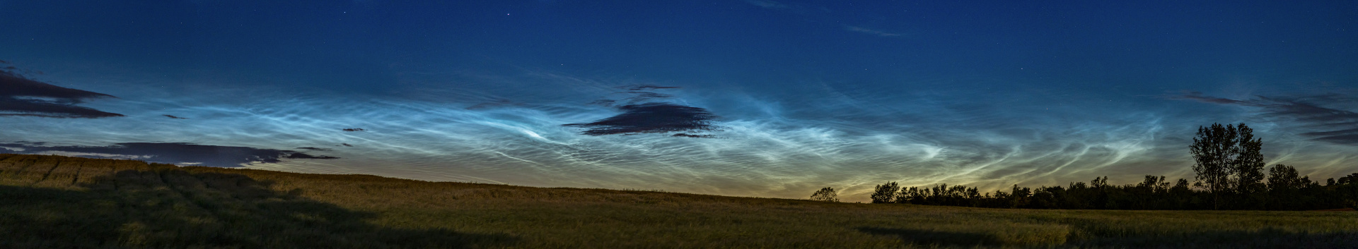 Leuchtende Nachtwolken